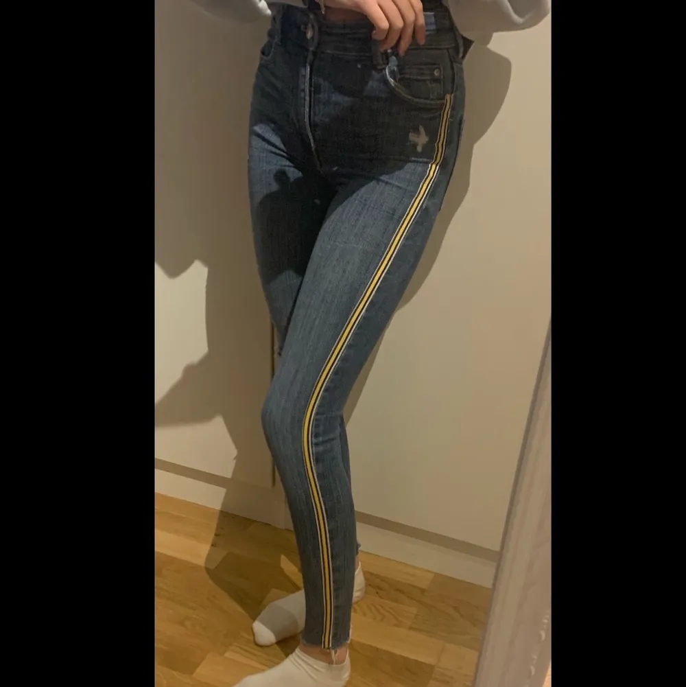 Supersnygga jeans från Zara, storlek 32💞. Jeans & Byxor.