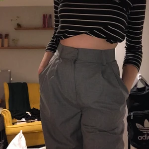 Gråa kostymbyxor - PRISLAPP KVAR! Ganska tunna ljusgråa kostymbyxor från HM. Aldrig använda, endast provade. Jag är 171cm