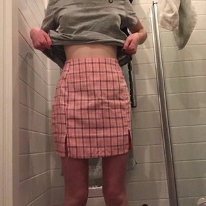 Rosa rutig kjol från shein - Rosa rutig kjol från shein Passar bra till många outfits rätt så snygg ändå säljer för 48 kr frakten står på dig<3