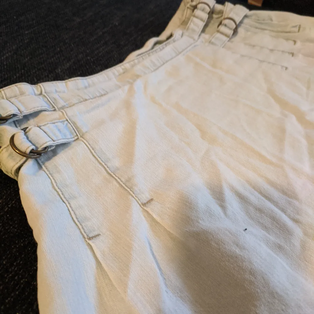 Jeans kjol som varit i min ägo (köpte dom nya) in20 år 😂 men kanske använd 10 gånger totalt. Tunt jeans tyg, dragkedja i sidan sen snygga remmar som man kan dra åt i båda sidorna.. Kjolar.