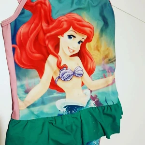 Disneys lilla sjöjungfrun baddräkt 98/104 - I använt men gott skick. Djur och rökfritt hem. Samfraktar gärna. Frakt 22:- 