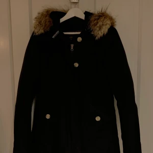 Svart woolrich jacka dam - Säljer nu min woolrich vinterjacka från 2016. Den är använd få gånger under vintern 2016 och är i mycket gott skick! Däremot har kvittot i och med flytt tappats bort men om det önskas kan äkthetsbevis skaffas!