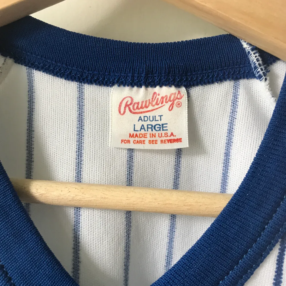 Cool vintage baseballtröja med texten ”Brewers 9” på framsidan. Storlek: ”adult L”. Vit med blåa ränder.. T-shirts.