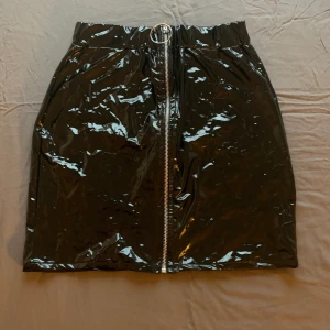 Kjol oanvänd från nelly - Jättefin somrig kjol som passar perfekt med en kortare tröja eller stor tisha 