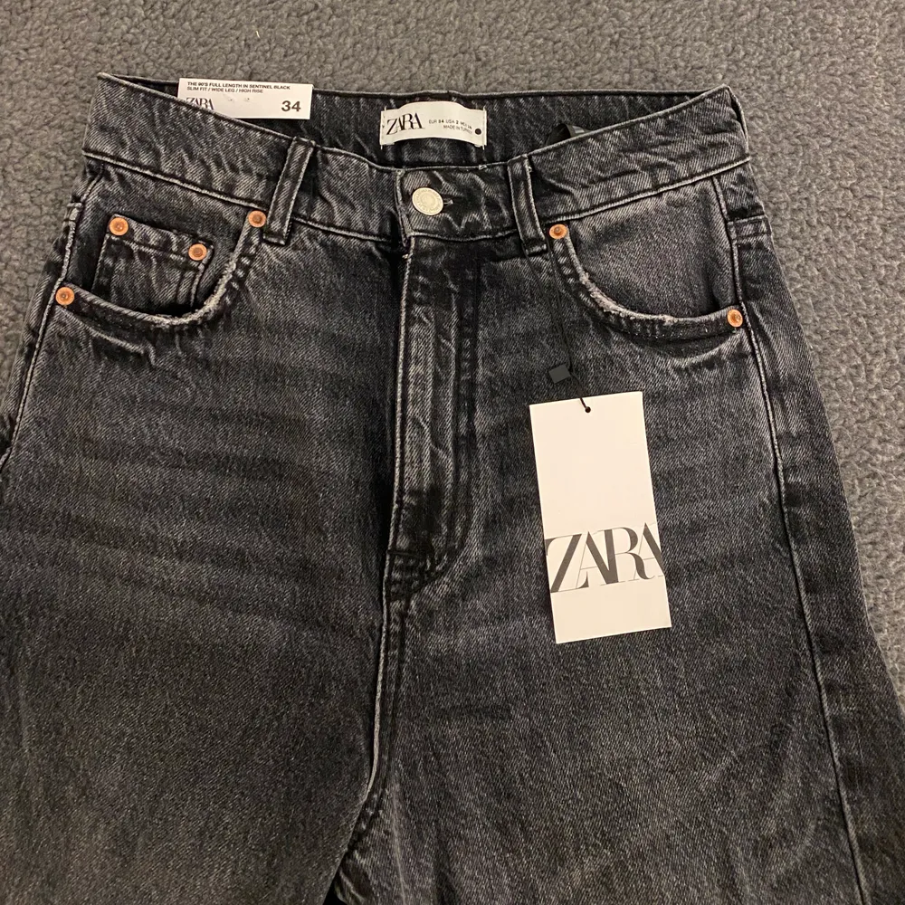 Säljer dessa supersnygga slutsålda sentinel black jeans från Zara. Modellen heter ”The 90’s full length” och jeansen är i storlek 34💞 Om fler är intresserade är det bara att buda på i kommentarerna, även frakt tillkommer utöver priset☺️ hör av dig om du har frågor!. Jeans & Byxor.