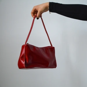 Baguette väska i rött läderliknande material❤️ - Den här väskan, och många andra super fina plagg, hittar ni på @studiohumla på instagram❤️ vi betalar frakt📦