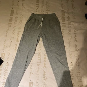 Mjukisar - Gråa mjukisbyxor. Bud börjar på 50