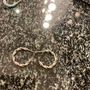 Örhängen - Snygga silver örhängen med ett häftigt mönster 