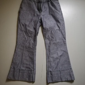 Weekday Hyde Trousers  - Himla fina croppade byxor från weekday. Gråa med inslag av silver (lite glittriga). Säljs då de är lite för stora. 