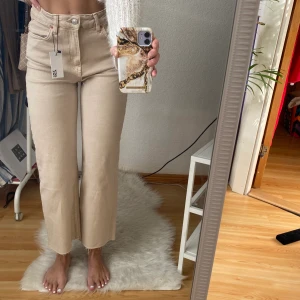 Mom jeans lager 157 - Helt oanvända mom jeans från lager 157. Köpte en för stor storlek & hann inte lämna tillbaks dem i butik. Lappar & kvitto finns. KÖPTA FÖR 300kr buda rimligt pris!! 