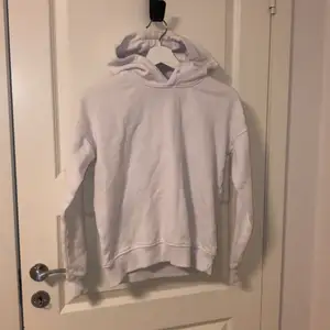 Enkel vit hoodie från URBAN CLASSICS. Har tyvärr tappat bort snören till den därav lite billigare priset, annars en vanlig basic vit hoodie 💕 