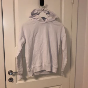 Vit hoodie - Enkel vit hoodie från URBAN CLASSICS. Har tyvärr tappat bort snören till den därav lite billigare priset, annars en vanlig basic vit hoodie 💕 