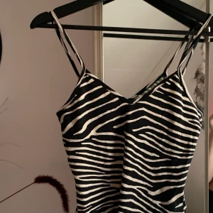 Zebra Body - Supersöt body från H&M men som aldrig kommit till användning då den är för liten. Alltså helt oanvänd! Färgerna är lite beige och brun
