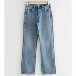 Jeans från & other storied - Jättefina jeans från & other stories, väl använda men fortfarande i väldigt bra skick. Säljer pga dom har blivit försmå för mig. Jeansen går ner till foten på mig som är 172 