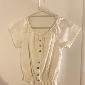 Elegant T shirt  - Elegant T shirt med knappar.