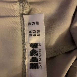 Gråa kostymbyxor - Ett par gråa kostymbyxor som är i storlek S. Har haft dem ganska länge ungefär ett år men bara använt dem två till tre gånger✨