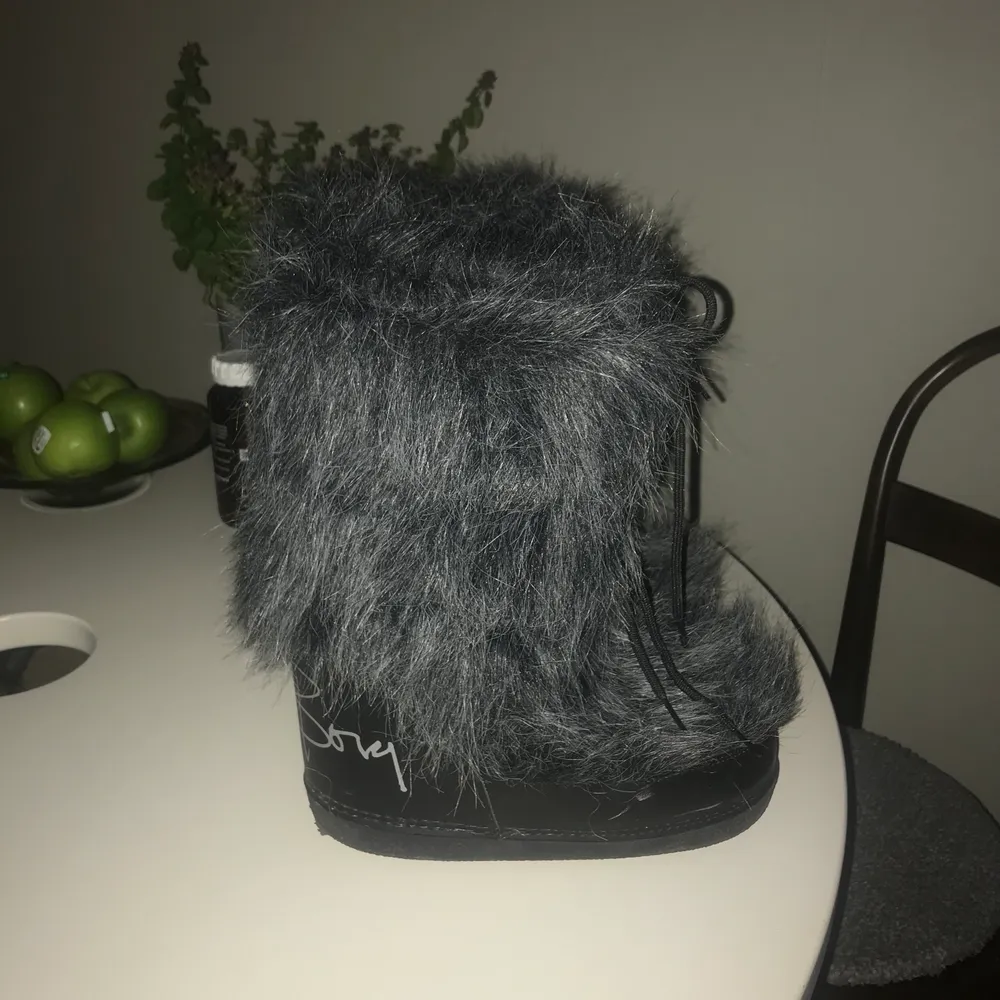 Säljer mina björn Borg moonboots som är använda en gång förra vintern och sedan bara stått i min garderob. Är i storlek 37-38💋. Skor.