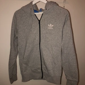 Adidas hoodie - Hoodie från Adidas, väldigt bra skick!! Kan skicka fler bilder vid intresse:))