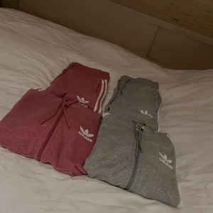 Adidas set - Säljer två olika adidas set, använda men fortfarande i bra skick. Byxorna är i storlek XS och koftorna i storlek S. Köparen står för frakten 63kr 🥰🥰🥰  300kr per set 