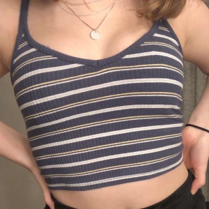 Linne - Randigt mörkblått linne köpt på Pull&Bear i storlek S men skulle säga att den passar XS bättre. Är croppat och använt den en gång.