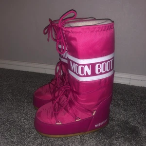 Moonboots  - Cirise moonboots. Fint skick men har gått sönder lite på ena sulan som man kan se på sista bilden och det står även mitt namn lite suddigt i dem men absolut inget som syns när du använder dem. Jag har storlek 37,5 och de passar jättebra. Frakt tillkommer. BUDA! Säljer bara om jag får bra pris 