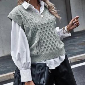 Stickad väst - Grå stickad väst som är för liten och har aldrig använt den! Strl S 