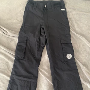 Svarta täckbyxor  - Svarta täckbyxor som inte används längre. Bra skick. Barnstorlek 150 men passar xs.