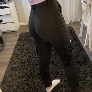 Cargobyxor Madlady strl S - Gamla Cargobyxor, aldrig använda. Storlek S från madlady. Som nyskick. Fickor på båda sidor