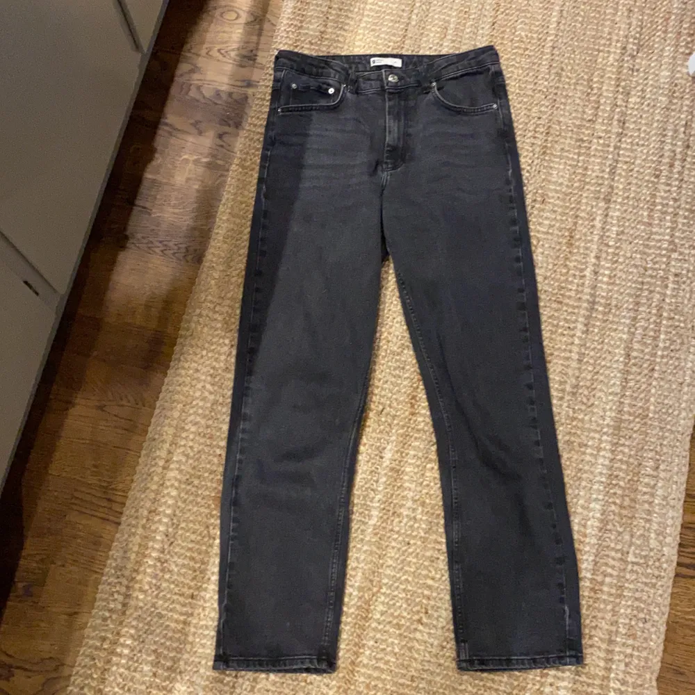 Jättefina grå/svarta byxor ifrån Gina. Använda 2 gånger. Köpare står för frakt💕 . Jeans & Byxor.