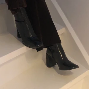 Raid klackar  - Säljer dessa glansiga raidklackar som jag tyvärr inte har användning för längre. Har använt några få gånger men är fortfarande i väldigt bra slick. Köparen står för frakten ✨