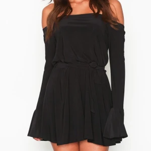 Säljer en svart playsuit från Nelly - Väldigt fin playsuit som sitter fint på kroppen från Nelly. Passar M och L och är i ny skick