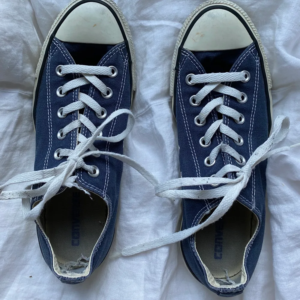 Säljer dessa JÄTTESNYGGA låga blåa converse. Färgen är en blandning mellan de två färgerna💕 skriv för fler frågor. Köparen står för frakt eller möte på söder✨. Skor.