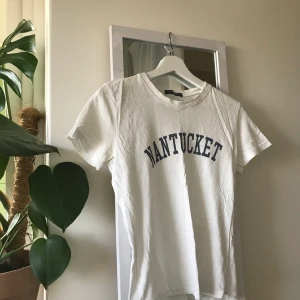 Tröja från Brandy Melville - Vit tröja från brandy Melville. Blått tryck. Onesize. Köparen står för frakt. 