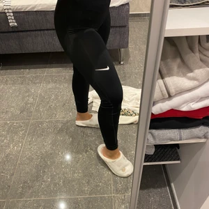 Nike thigts - Nike tränings thigts som är använda ca 3 ggr men kommer inte till användning löngre, väldigt bra skick