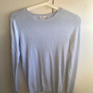 Ljusblå tröja - Ljusblå tröja från zara som inte kommer till användning. Fint skick men lite nopprig. Fina pärlor vid ärmarna!