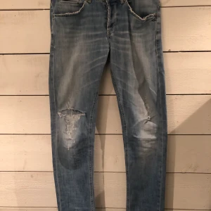 Dondup George Skinny strl 34 - Jeans från Dondup, strl 34 modellen heter George och är Skinnyfit