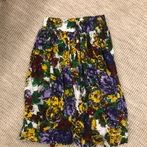  - Kjol från ganni! Till knäna med hög midja! Superfin! 