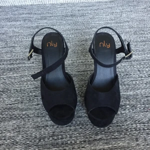  - Sjuuuukt sköna klackar! Inte alls jobbiga att gå i!💃🏼.                         Frakten är inräknad i priset! 💸        