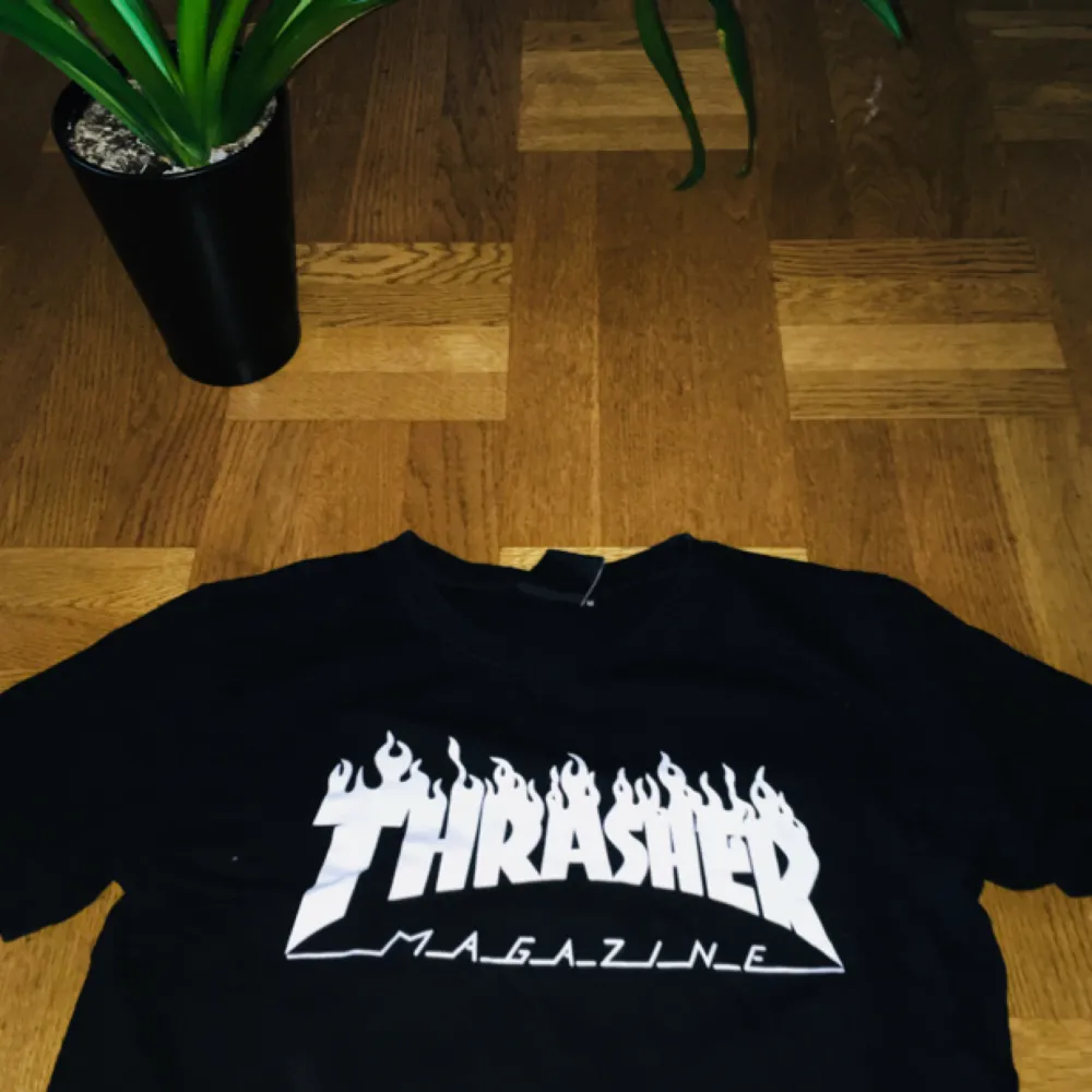 En avklippt Thrasher-tshirt med eldflammor på baksidan. Asnice !!!. T-shirts.