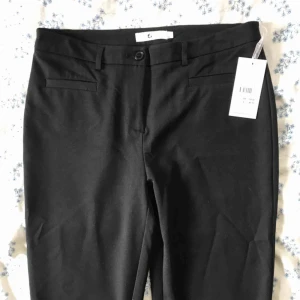  - Stilrena kostymbyxor (helt oanvända, prislapp kvar) 😊Köparen står för frakt