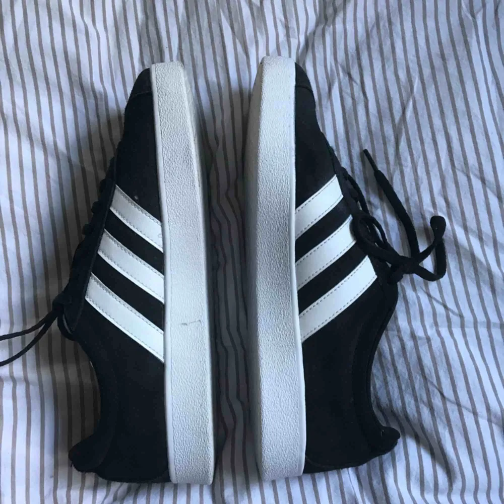 Ett par svarta och vita adidas skor i fake mocka eller ”mocka imitation” storlek 40. Aldrig använda, fick dom i present! Inte riktigt min stil:) köparen står för frakt!. Skor.