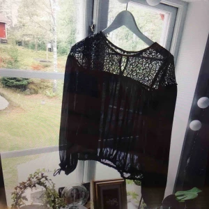  - Svart spetsblus!  Oanvänd. Den har snören vid handlernderna och vid ena sidan längst ner, som man kan spänna så mkt man vill!
