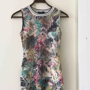  - Superfin klänning från SisterS point i XS. Den har en vit/svart mudd runt halsen och är figursydd. Aldrig använd, har lappen kvar.