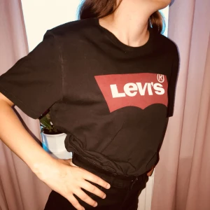  - Oanvänd levi’s tischa, fint skick passar perfekt till alla tillfällen