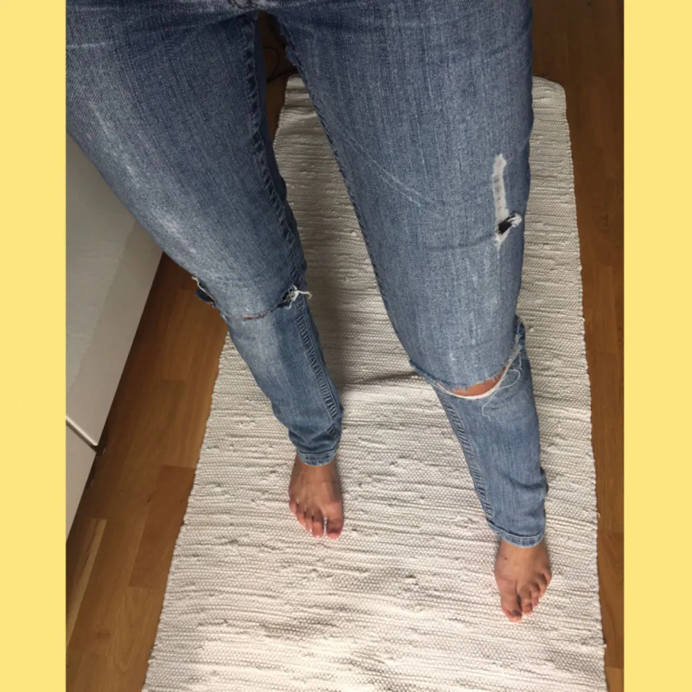 Skit snygga och bekväma jeans med många hål och slitningar! Storlek 27 på midjan och 32 i längd. Sitter tajt upptill och liiite bootcut/lösare nertill 😊 Frakt tillkommer på 40kr 🌼✨. Jeans & Byxor.