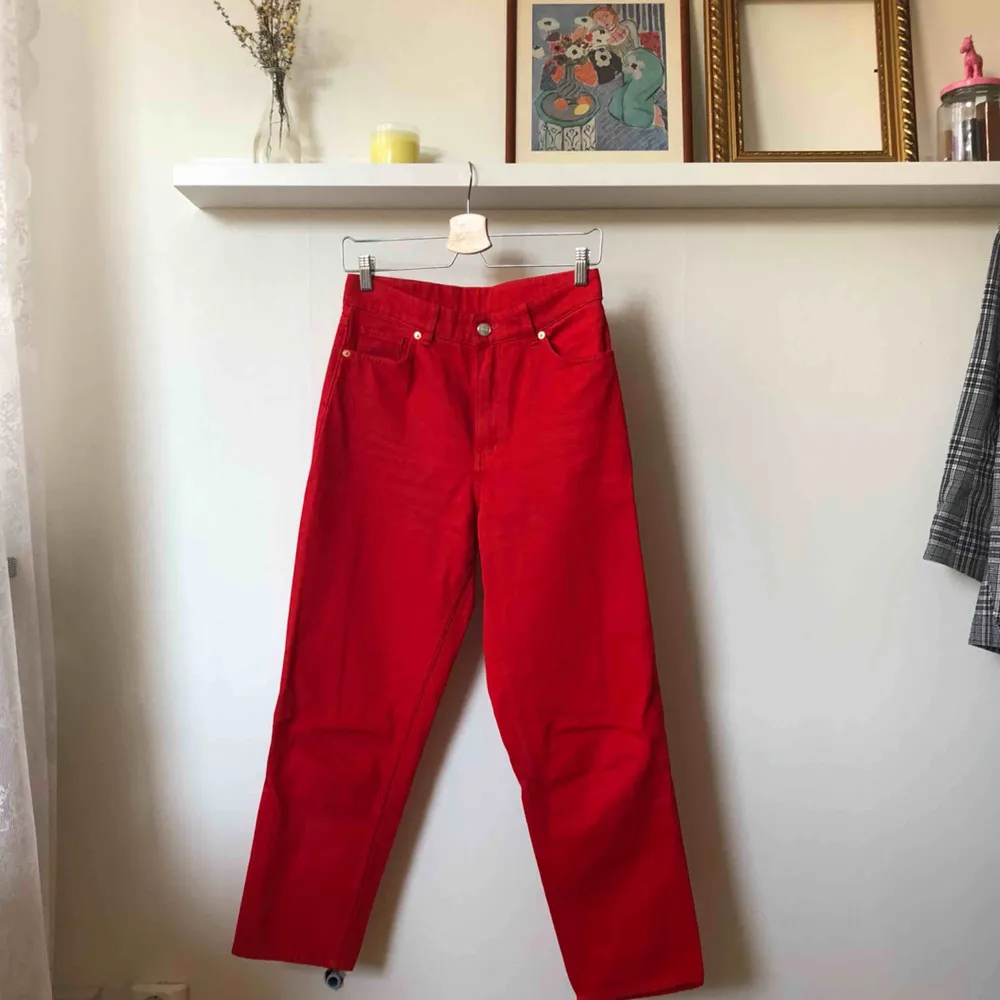 Röda högmidjade cropped jeans i modellen Taiki från Monki. Endast använda två gånger. Tar emot lite att sälja dessa, men har kommit till insikt att de är för korta för mig. För referens är jag 176cm och har långa ben. Fraktkostnad på 58kr tillkommer. 🍁. Jeans & Byxor.