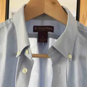 Ljusblå skjorta från Brooks Brothers. 100% bomull och nästan aldrig använd. 