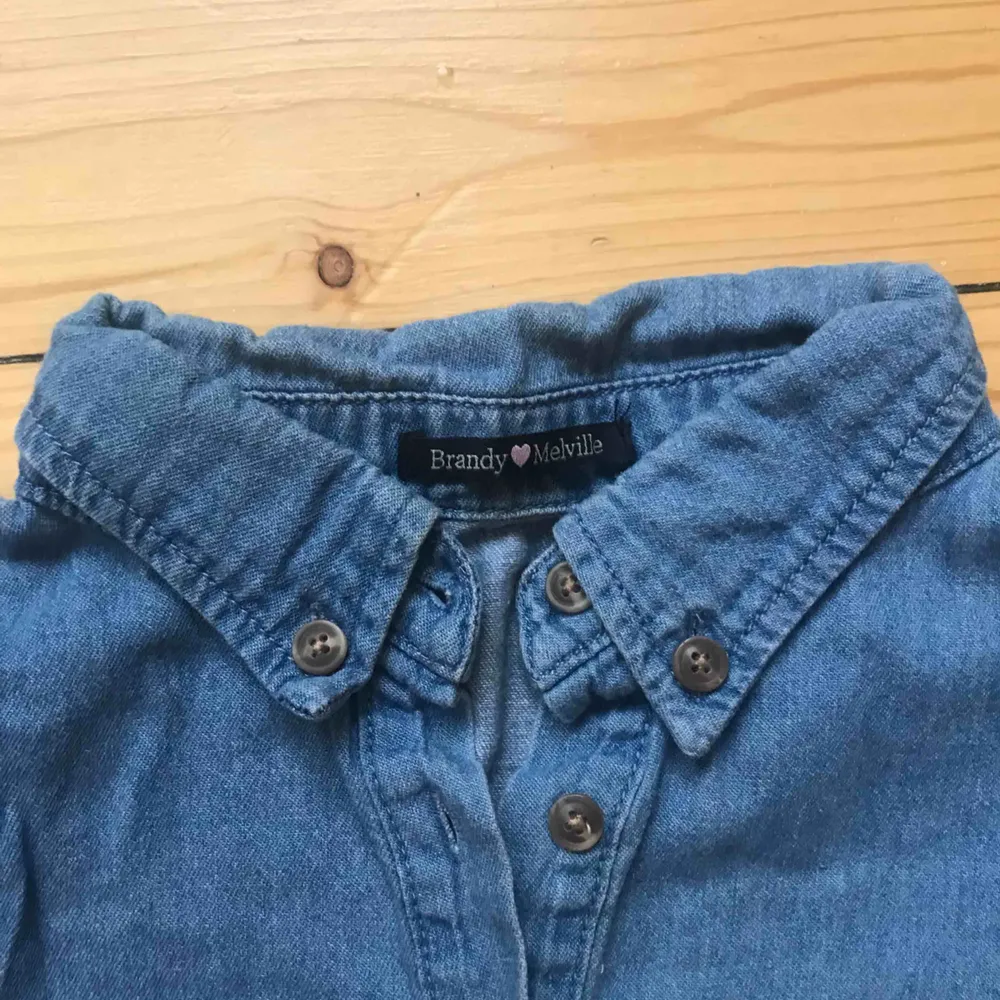 Brandy melville jeans shirt. Blusar.