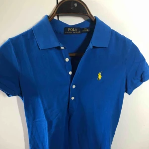 - Blå Ralph Lauren piké i st M som aldrig kom till användning 