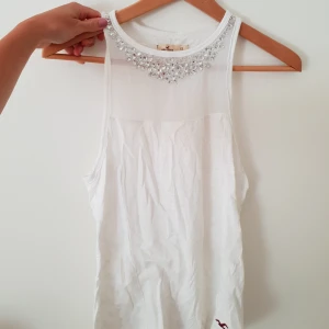  - Linne från Hollister med fina detaljer runt halsen! Endast använd ett fåtal gånger. Storleken är XS men passar även S! 